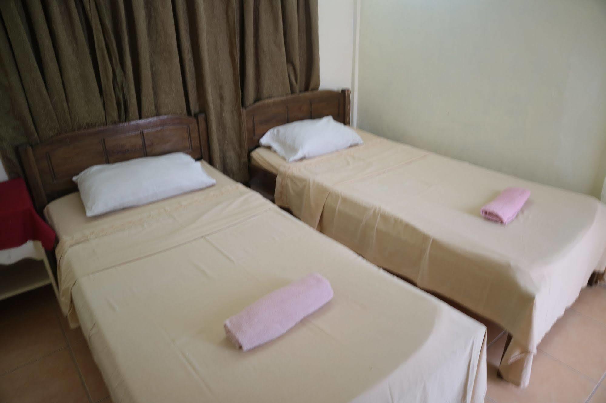 Newport Oak Pension Inn タグビララン エクステリア 写真